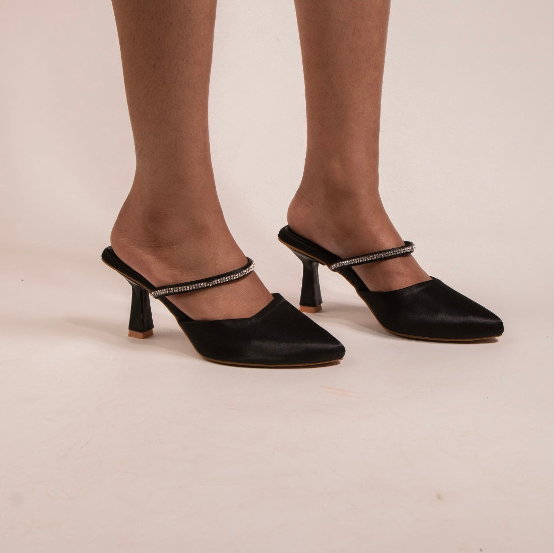 Vendetta Black Close Toe Mules