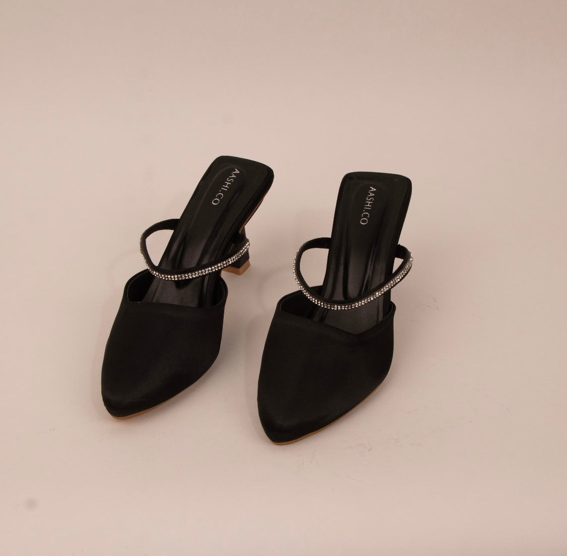 Vendetta Black Close Toe Mules