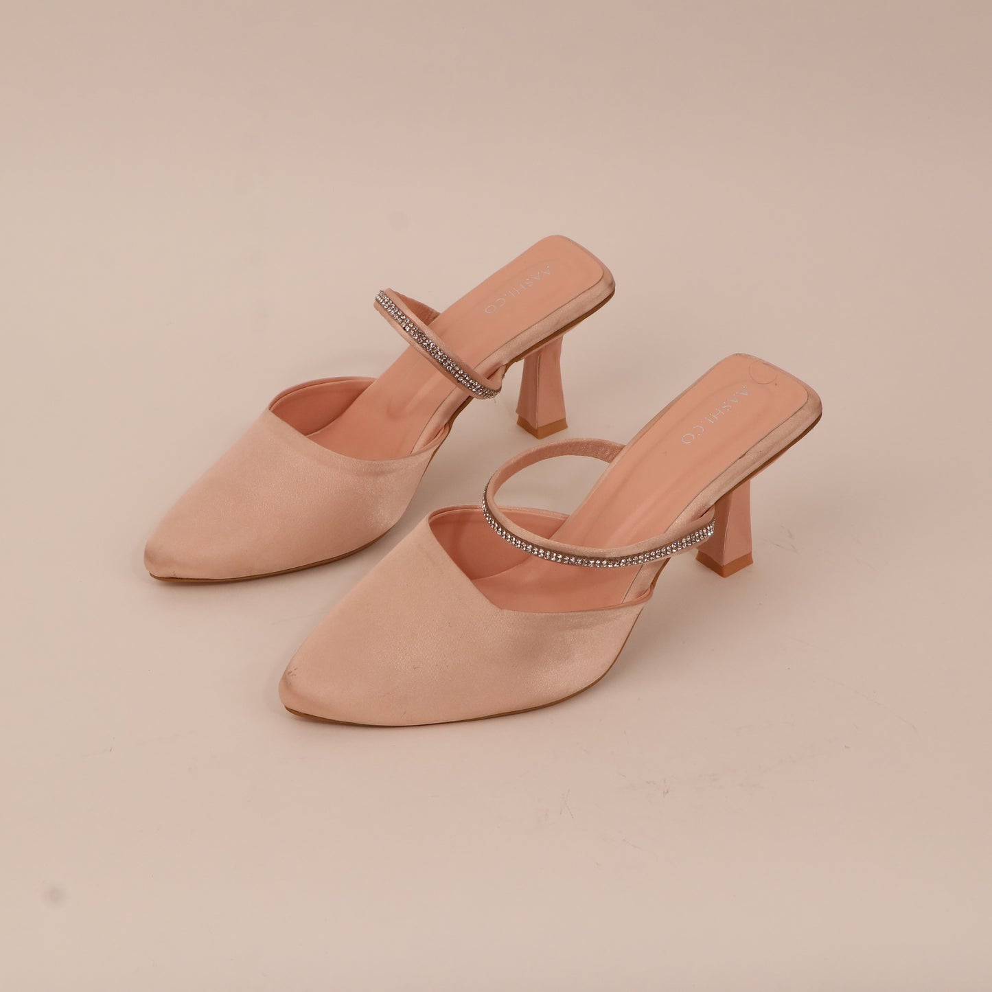 Vendetta Biege Close Toe Mules